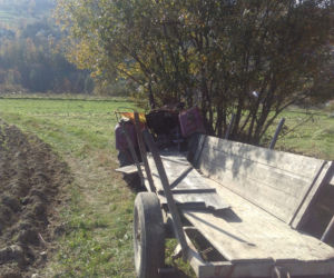 Wypadł z ciągnika, przejechała go przyczepa. Wypadek w gminie Tokarnia [ZDJĘCIA]