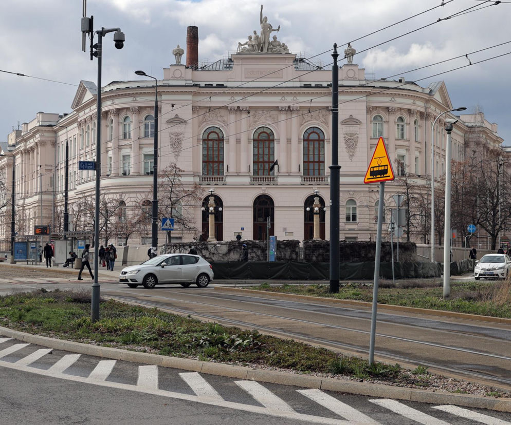 Główny gmach Politechniki Warszawskiej przy placu Politechniki. O kosztach utrzymania studentów pisze SE Superbiz.