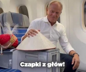 Donald Tusk śmieje się z Tuska tańczącego w turbanie!
