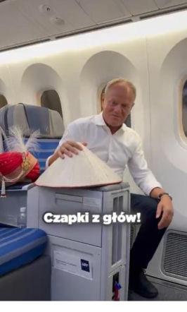 Donald Tusk śmieje się z Tuska tańczącego w turbanie!