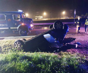 Obłazy Ryterskie. Dachowanie w przydrożnym rowie! Pasażerowie mogą mówić o cudzie