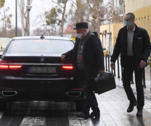 Lech Wałęsa wożony limuzyną BMW serii 7
