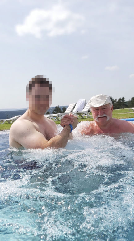 Lech Wałęsa szpanuje nakryciem głowy w basenie