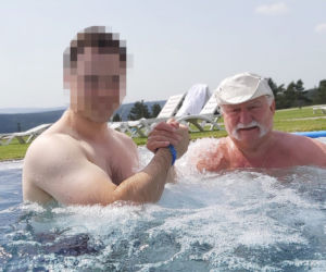 Lech Wałęsa szpanuje nakryciem głowy w basenie