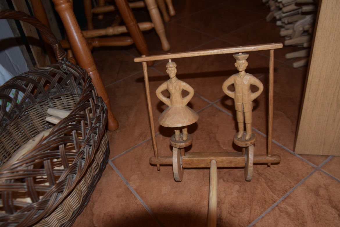  Trześń. Piękne zabawki z drewna struga Pan Jan  