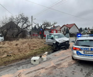 Potężne zderzenie busów pod Końskimi! Czworo dzieci zabrała karetka. Ich kierowca doprowadził do wypadku? [ZDJĘCIA]