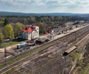 Modernizacja linii kolejowej nr 8. Nowe tory, szybsze pociągi i komunikacyjna rewolucja w regionie