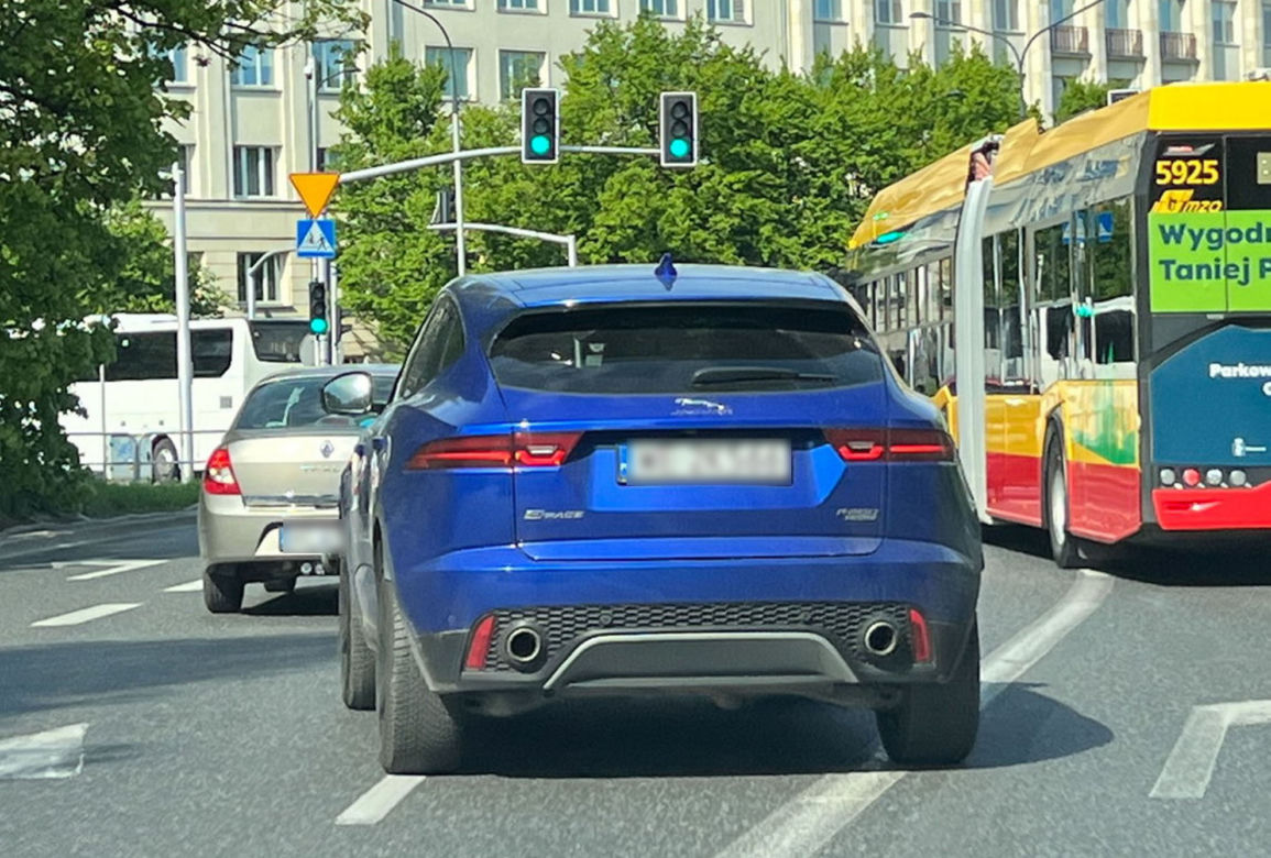 Pędziła jak szatan po sukienkę