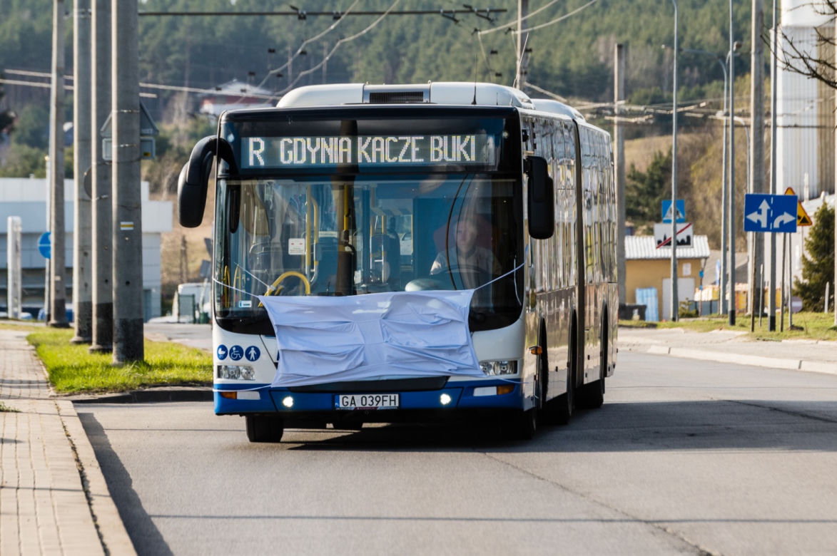 Autobusy w Gdyni, zachęcają do noszenia maseczek