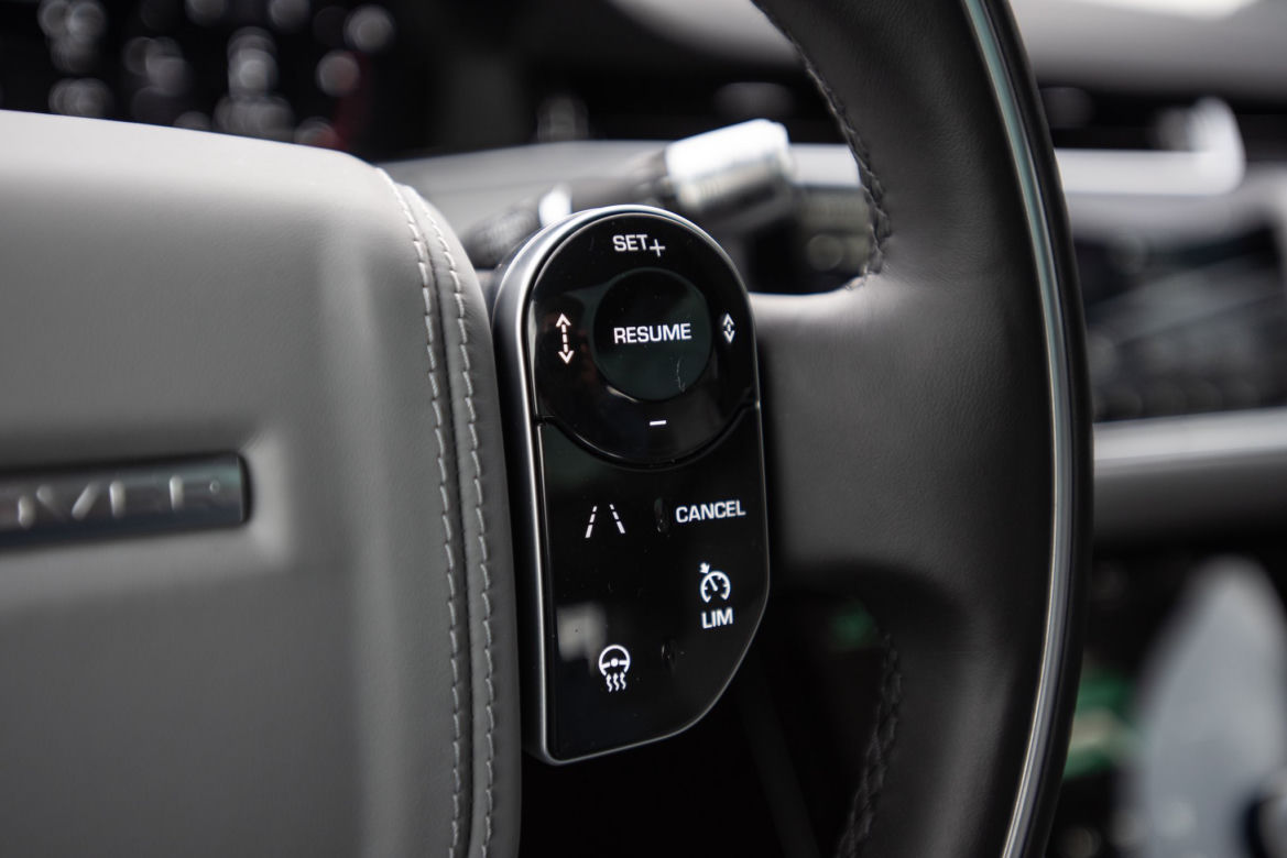 Range Rover Evoque D240 HSE vs Lexus UX 250h 