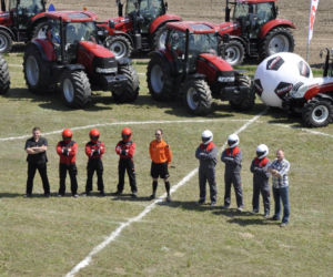 Mecz w piłkę ciągnikami rolniczymi