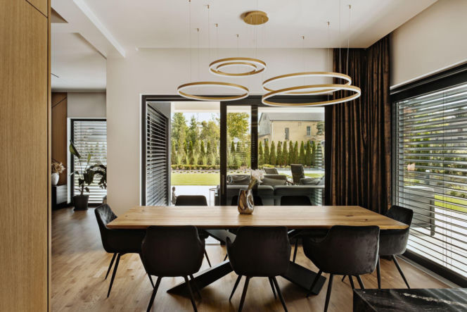 Między minimalizmem a złotym detalem. Elegancki dom w Katowicach