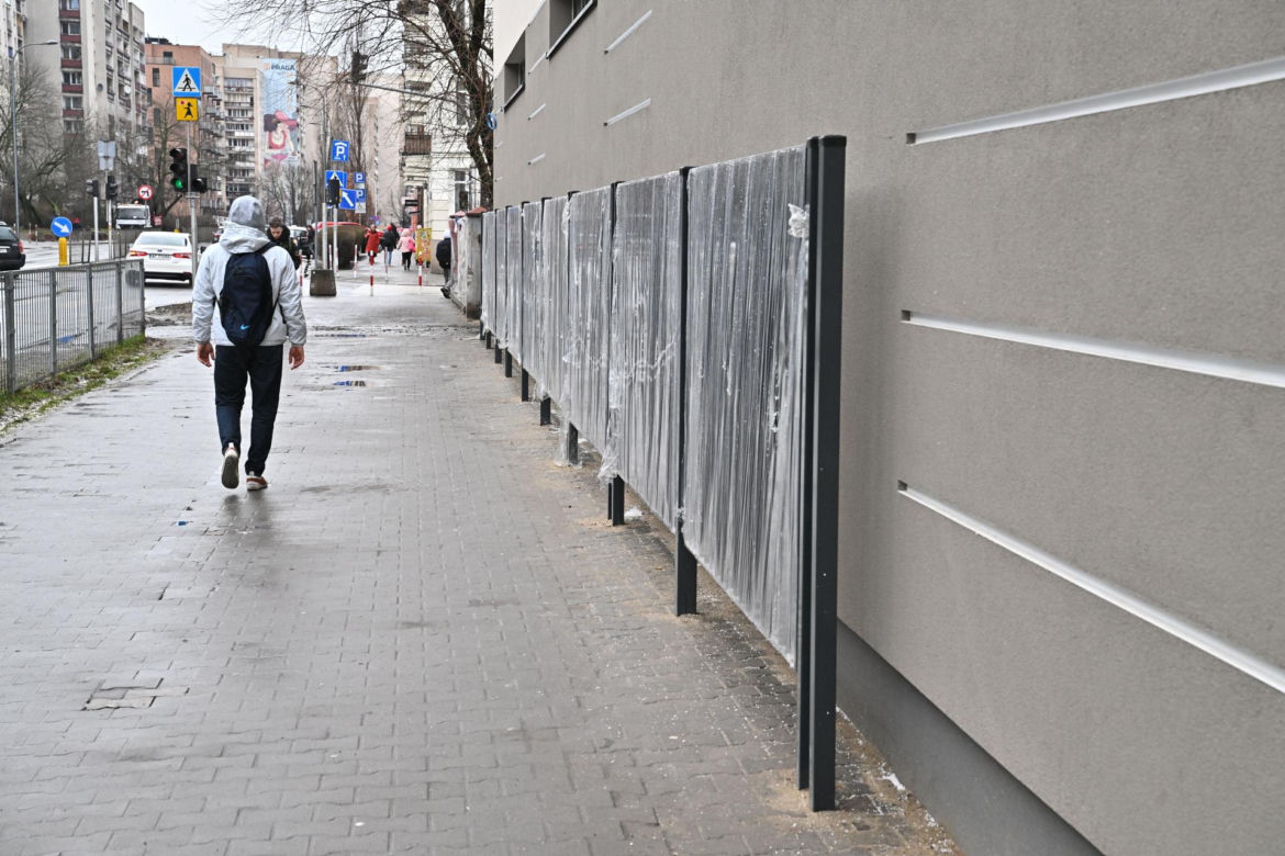 Absurd roku w Warszawie? Postawili płot tuż przy elewacji budynku. "Tak musiało być" 