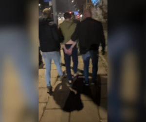 Rozboje z nożem w Warszawie. 21-latek zatrzymany. Myślał, że dostanie mandat!