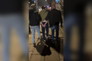 Rozboje z nożem w Warszawie. 21-latek zatrzymany. Myślał, że dostanie mandat!