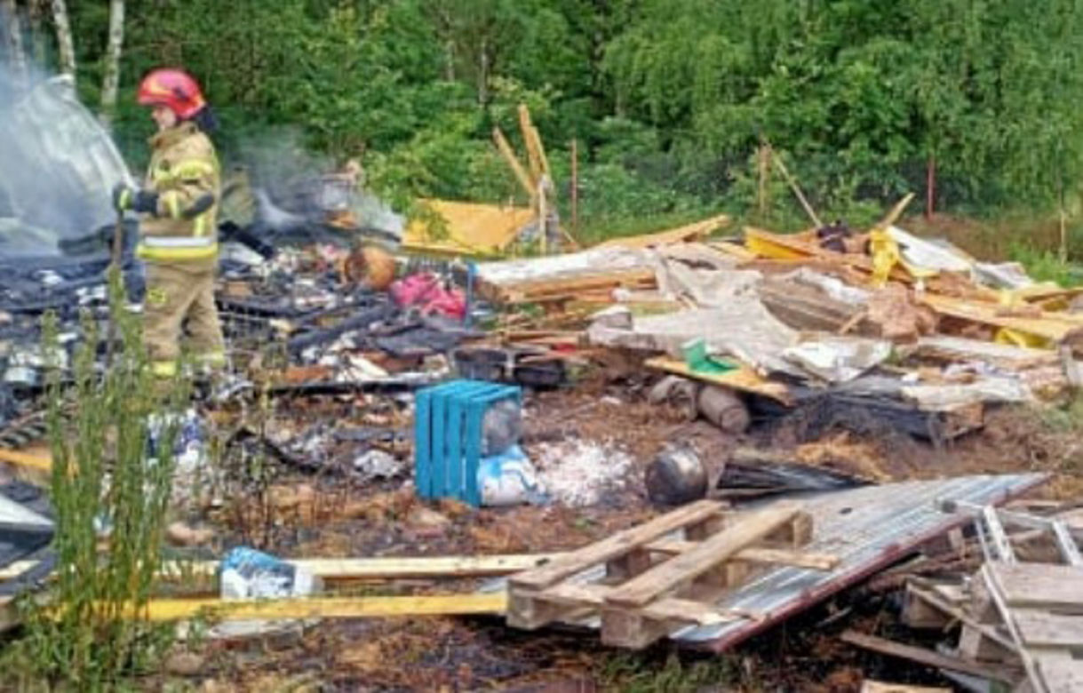 Potężna eksplozja wysadziła w powietrze jej dom pod Bełchatowem! 41-latka z rozległymi poparzeniami potrzebuje pomocy
