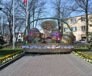 Wielkanocny kosz wiklinowy