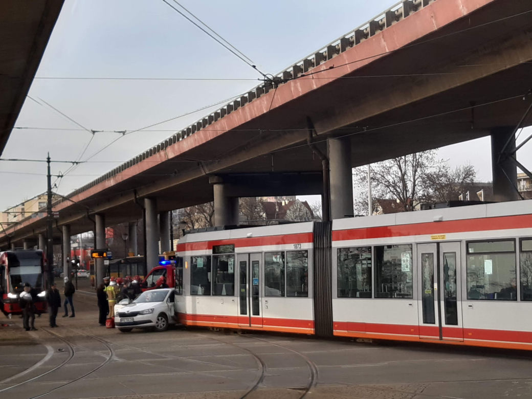 Groźny wypadek koło dworca Łódź Kaliska. Zderzenie osobówki z tramwajem ZDJĘCIA