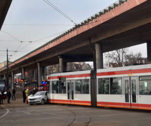 Groźny wypadek koło dworca Łódź Kaliska. Zderzenie osobówki z tramwajem ZDJĘCIA