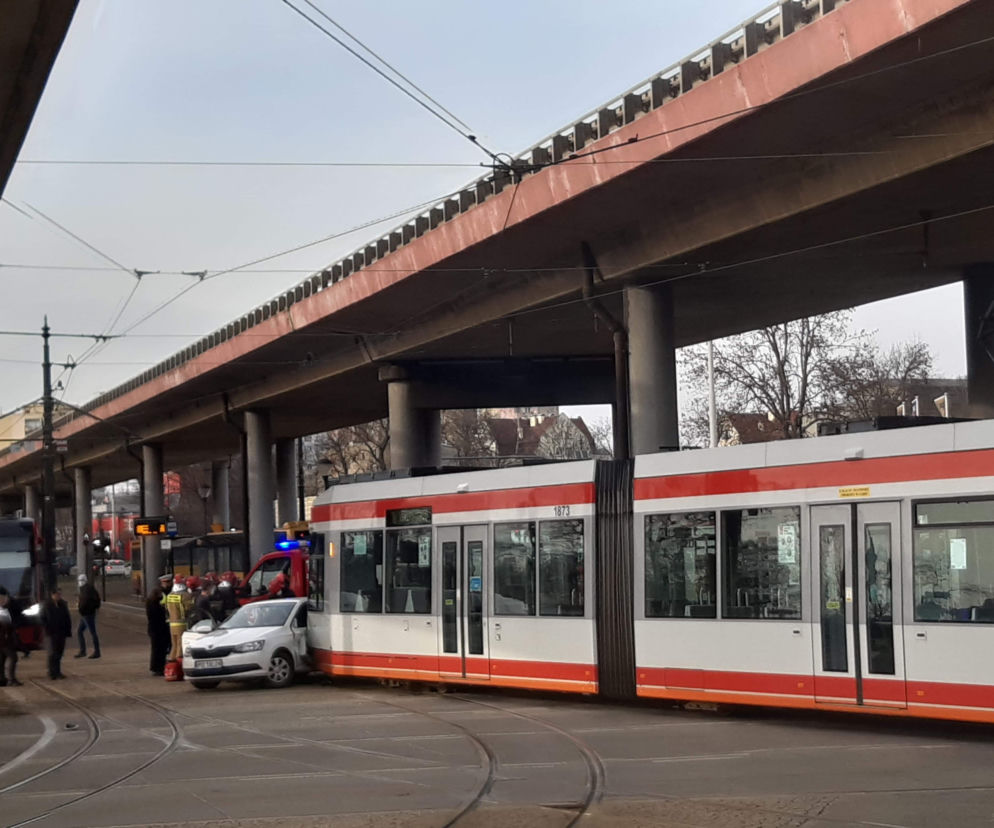 Groźny wypadek koło dworca Łódź Kaliska. Zderzenie osobówki z tramwajem ZDJĘCIA