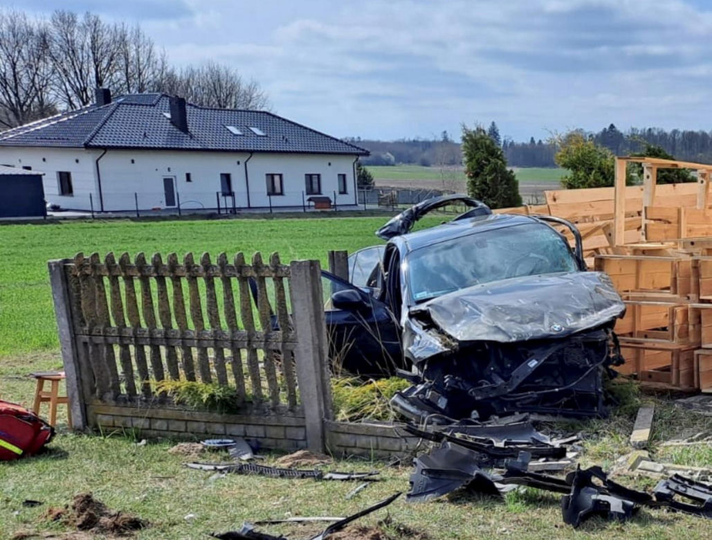 Swoboda. 67-latek ofiarą śmiertelną wypadku. Dwa BMW zderzyły się pod Kaliszem [ZDJĘCIA]