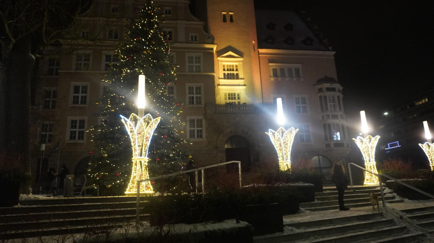 Świąteczne iluminacje w Olsztynie zachwycają. Prawdziwą „gwiazdą” jest choinka na starówce [ZDJĘCIA]