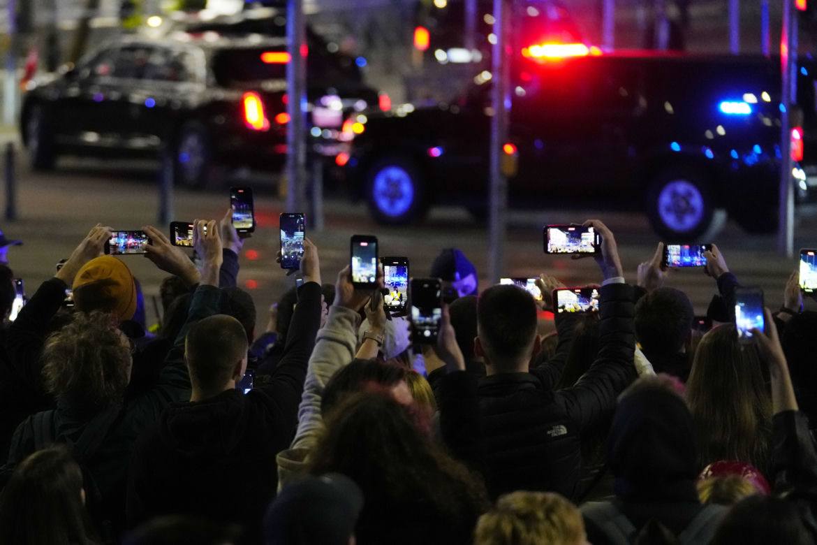 Dziki tłum przywitał Joe Bidena pod Marriottem 