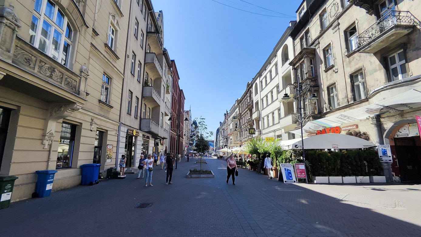 Katowice jak patelnia. Obowiązuje ruch cieniostronny. Nawet gołębie chowają się w cieniu