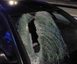 Bryła lodu przebiła szybę Audi. Pasażerka trafiła do szpitala!