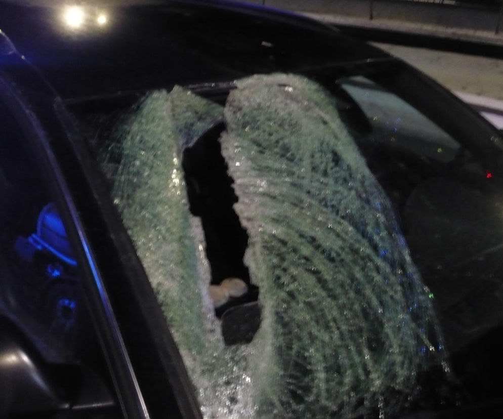 Bryła lodu przebiła szybę Audi. Pasażerka trafiła do szpitala!
