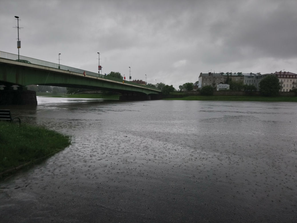 Ulewy w Krakowie 23.05.2019: Wylała Wisła, zalane są bulwary