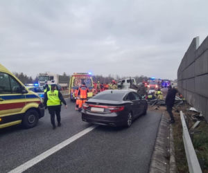 Bus z pięcioma osobami rozbił się na barierze. Helikopter LPR na miejscu