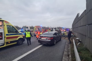 Bus z pięcioma osobami rozbił się na barierze. Helikopter LPR na miejscu
