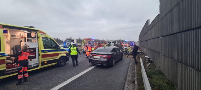 Bus z pięcioma osobami rozbił się na barierze. Helikopter LPR na miejscu