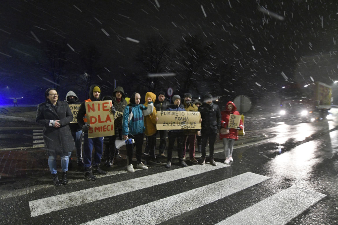 Blokowali rondo bo nie chcą smrodu. „Burmistrz sprzedał nasze zdrowie!”