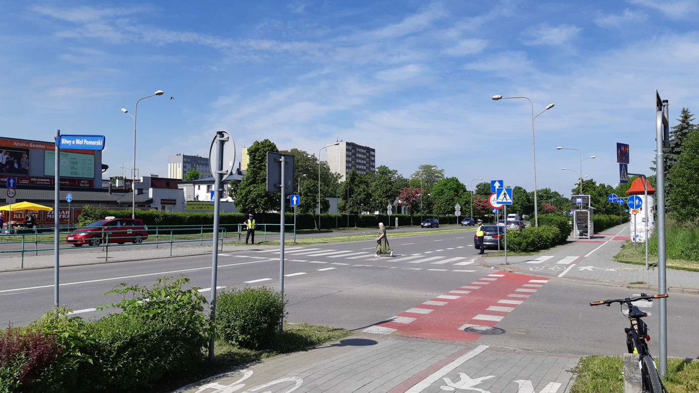 Mandat za używanie komórki na pasach. Akcja tarnowskiej policji. Zobacz zdjęcia!