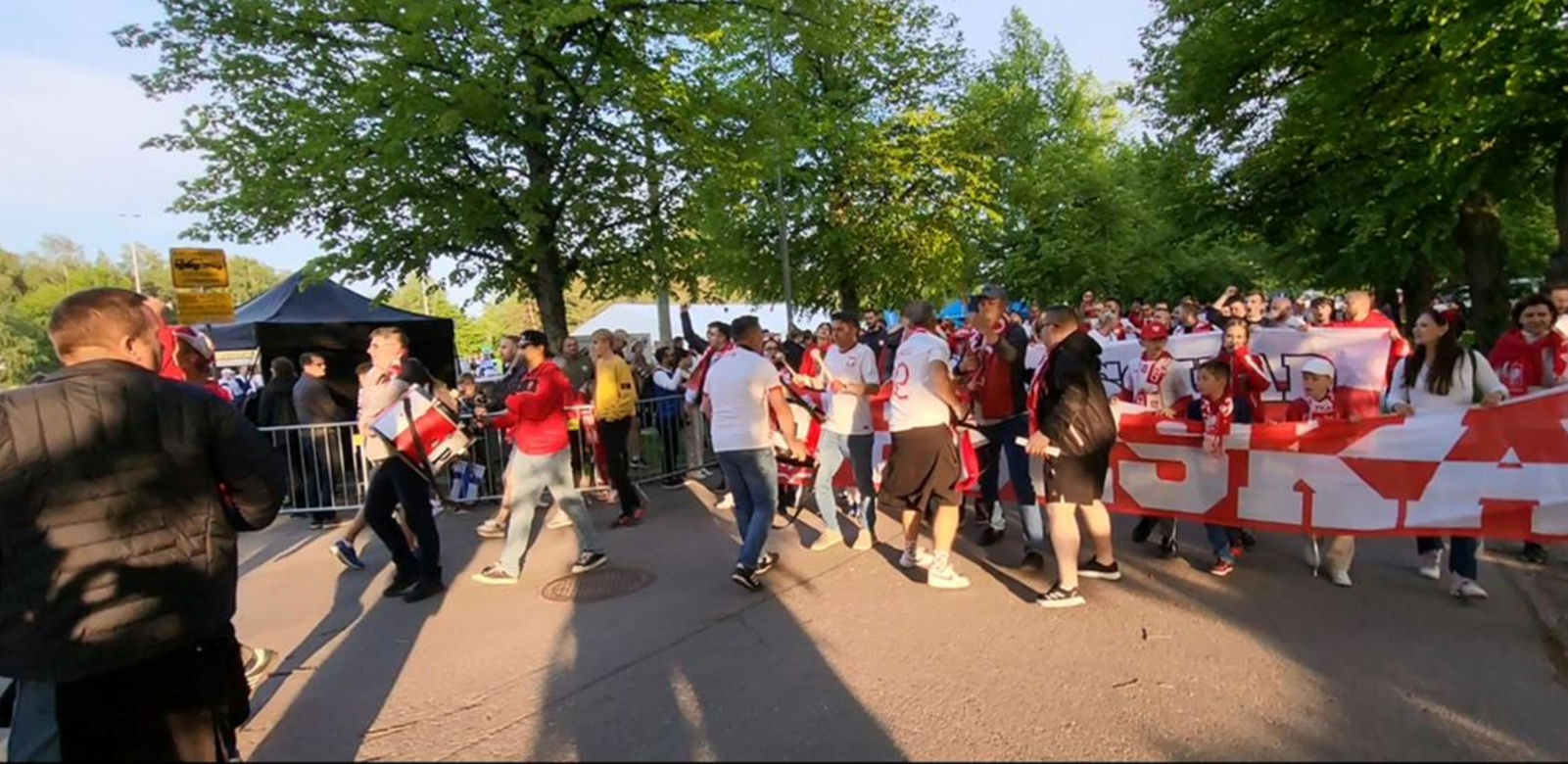 Kibice skandują "Lewandowski" pod stadionem w Helsinkach
