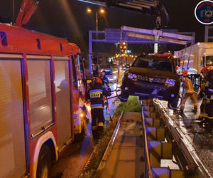 Dacia zawisła na barierach
