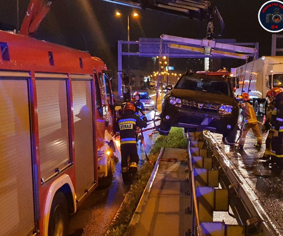Dacia zawisła na barierach