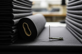 Rozbili nielegalną szwalnię pod Warszawą. Jak działał proceder podrabiania markowych ubrań?