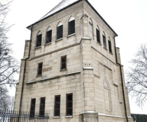 To jedno z najpiękniejszych miast w województwie łódzkim. Jest też jedną z najstarszych osad w Polsce