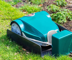 Robot koszący na zimę. Pełna bateria? Nie zawsze!
