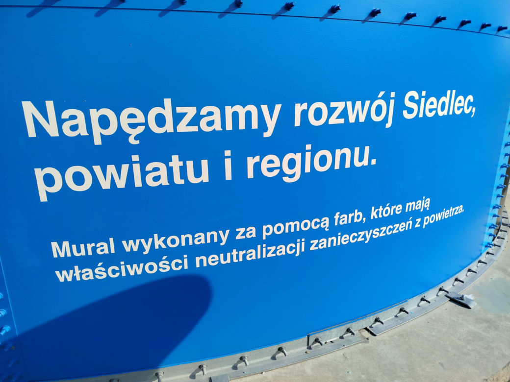 Powiat siedlecki: Nowy mural z wizerunkiem Atlasa „Jacka” powstał na zbiorniku przeciwpożarowym w Borkach Wyrkach przy trasie A2. Farba ma właściwości ekologiczne i oczyszcza powietrze