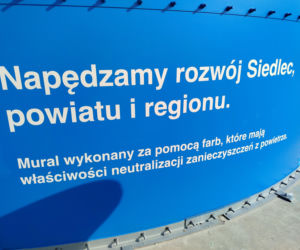 Powiat siedlecki: Nowy mural z wizerunkiem Atlasa „Jacka” powstał na zbiorniku przeciwpożarowym w Borkach Wyrkach przy trasie A2. Farba ma właściwości ekologiczne i oczyszcza powietrze