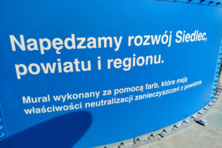 Powiat siedlecki: Nowy mural z wizerunkiem Atlasa „Jacka” powstał na zbiorniku przeciwpożarowym w Borkach Wyrkach przy trasie A2. Farba ma właściwości ekologiczne i oczyszcza powietrze
