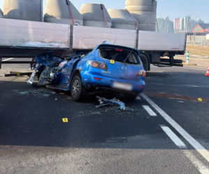 Osobówka wbiła się pod naczepę ciężarówki. Kierowca nie żyje, droga krajowa zablokowana