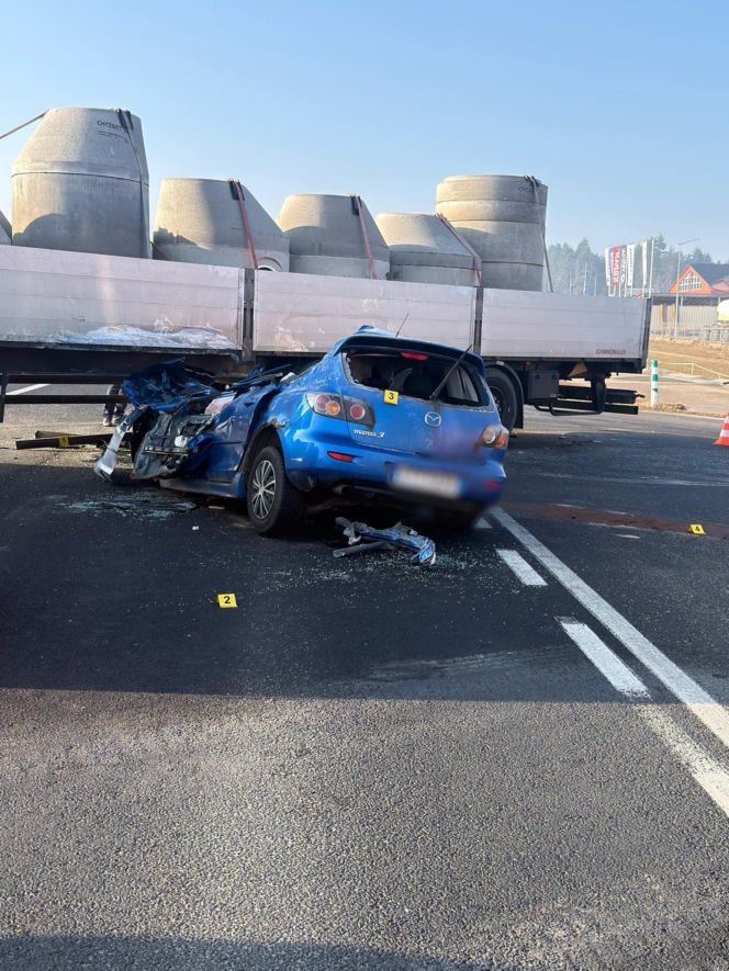 Osobówka wbiła się pod naczepę ciężarówki. Kierowca nie żyje, droga krajowa zablokowana