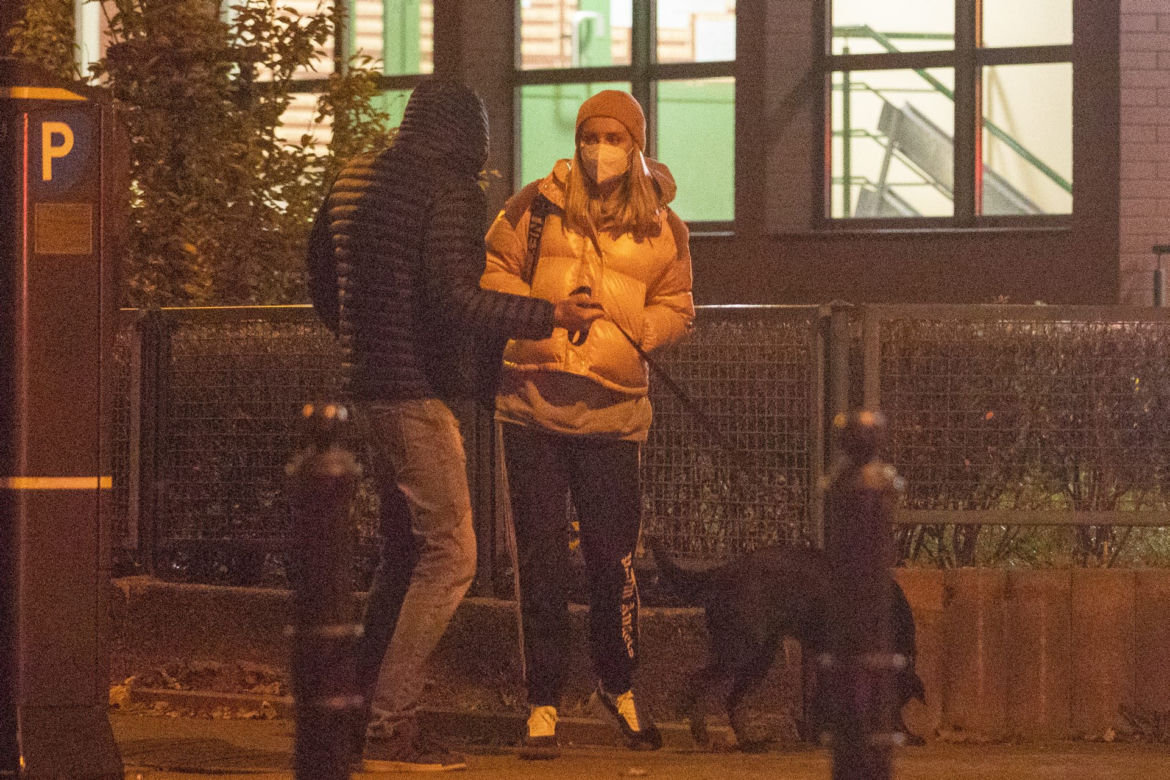 Agnieszka Woźniak-Starak na nocnym spacerze z przyjacielem