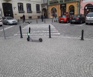 Zdjęcie źle zaparkowanej hulajnogi