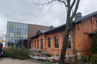 Nietypowy McDonald's przy ul. Radzymińskiej w Warszawie